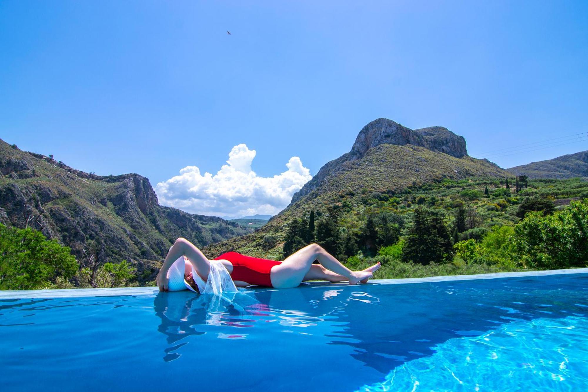 Heated Private Ozone Salt Pool, Jacuzzi, Cinema Inside & Outside, Ping Pong, Billiard, Ps5, Playground, Giant Chess, Giant Monopoly, Table Football, 3X Surround Sound - Villa Rokka Luxe Kíssamos Zewnętrze zdjęcie