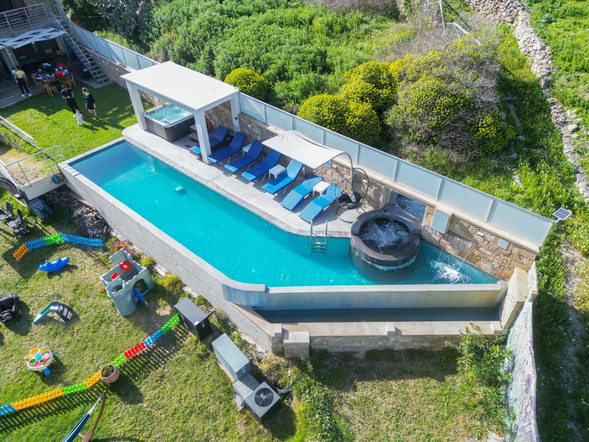 Heated Private Ozone Salt Pool, Jacuzzi, Cinema Inside & Outside, Ping Pong, Billiard, Ps5, Playground, Giant Chess, Giant Monopoly, Table Football, 3X Surround Sound - Villa Rokka Luxe Kíssamos Zewnętrze zdjęcie