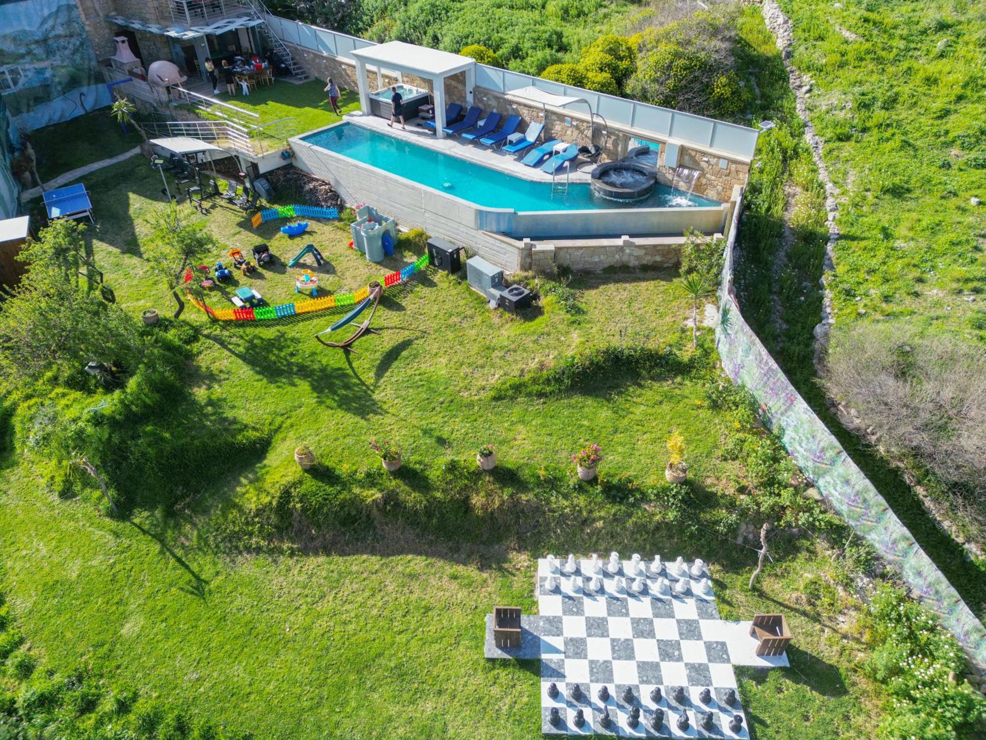Heated Private Ozone Salt Pool, Jacuzzi, Cinema Inside & Outside, Ping Pong, Billiard, Ps5, Playground, Giant Chess, Giant Monopoly, Table Football, 3X Surround Sound - Villa Rokka Luxe Kíssamos Zewnętrze zdjęcie