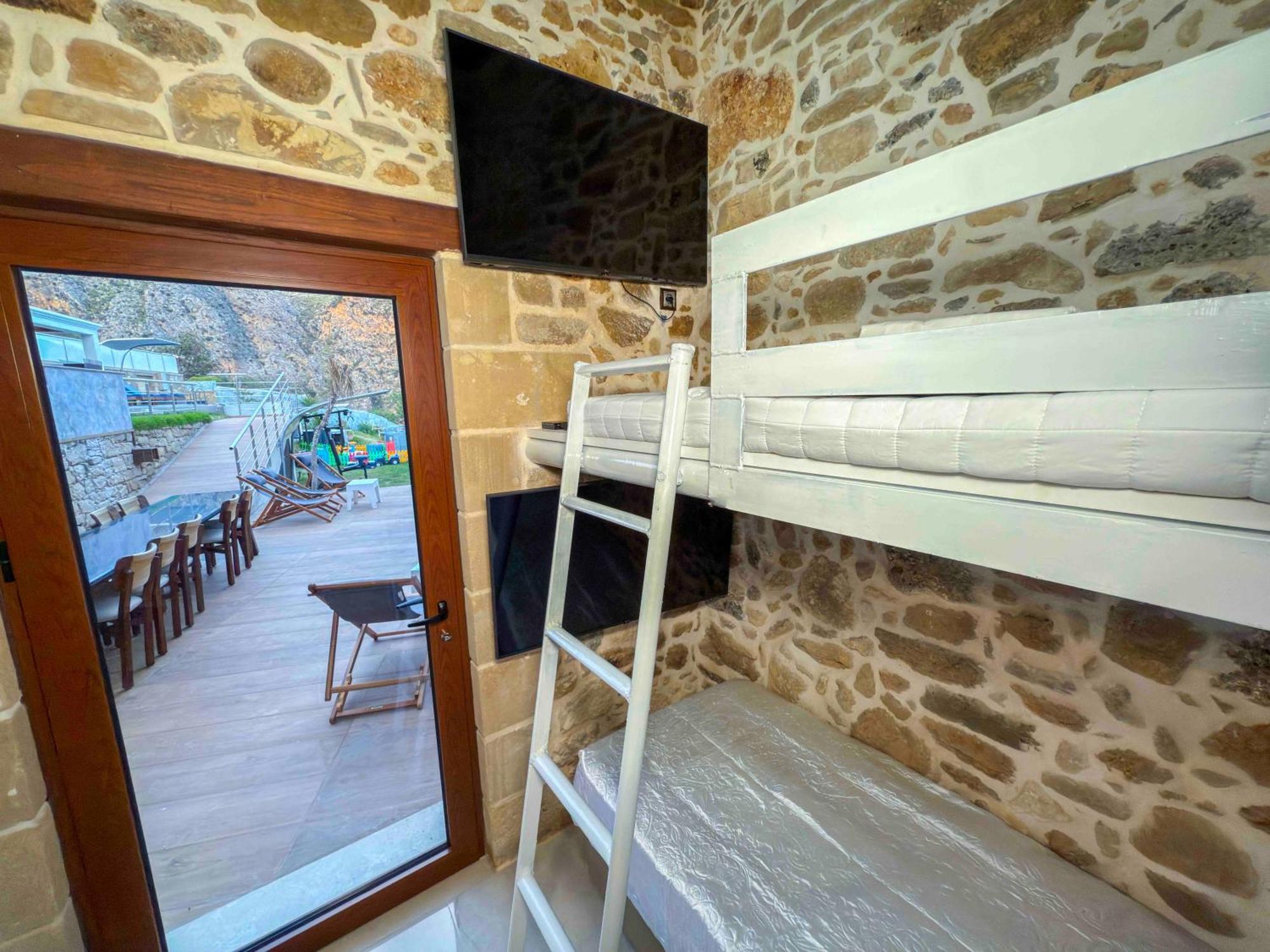 Heated Private Ozone Salt Pool, Jacuzzi, Cinema Inside & Outside, Ping Pong, Billiard, Ps5, Playground, Giant Chess, Giant Monopoly, Table Football, 3X Surround Sound - Villa Rokka Luxe Kíssamos Zewnętrze zdjęcie